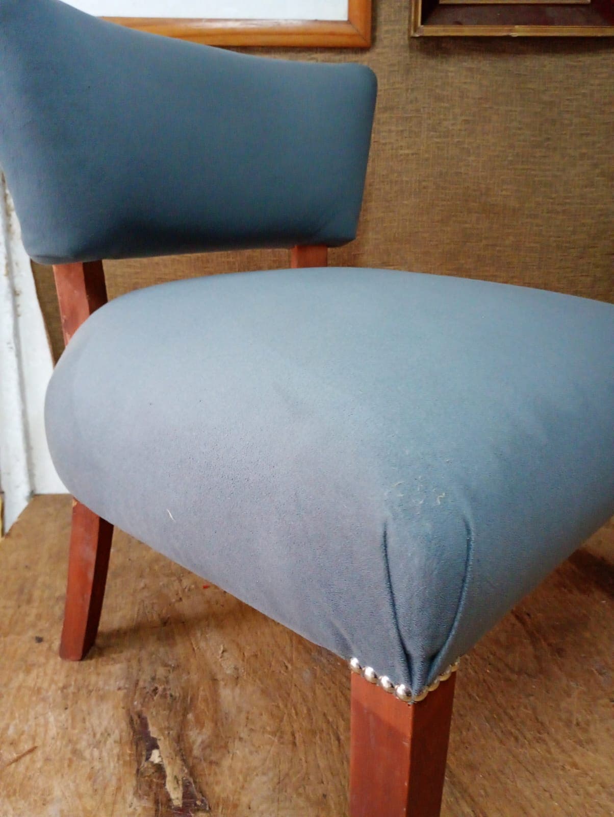 Detalle del asiento y la esquina con tachas niqueladas