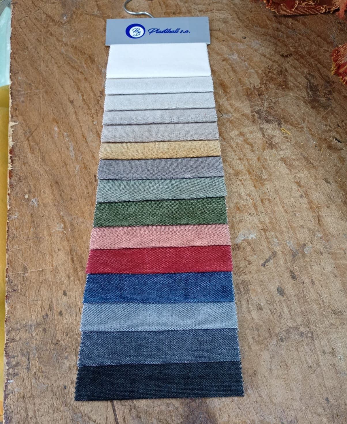 Muestrario de telas en blancos, beiges, grises, verdes, rosa, rojo y azules